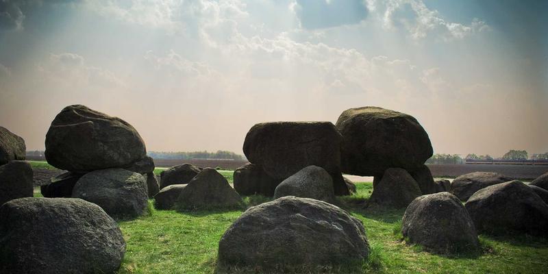 余积煌的跨媒介叙事：如何在暗黑主题中重塑日常生活的艺术边界