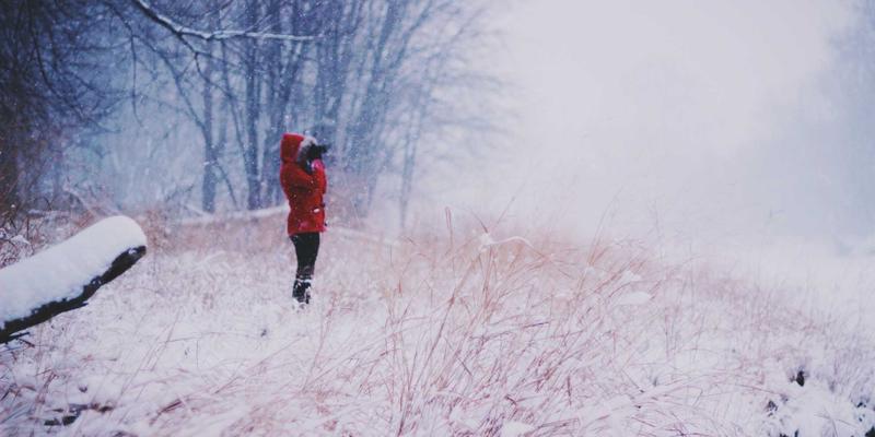 暗调美学与个人蜕变：余积煌如何以跨媒介叙事构建沉浸式精神场域