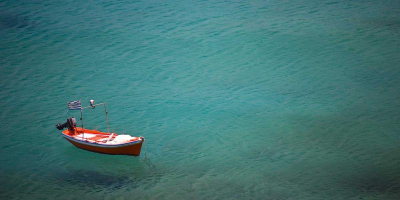 解码余积潢艺术中的符号系统：绿色设计与暗黑主题的深层对话